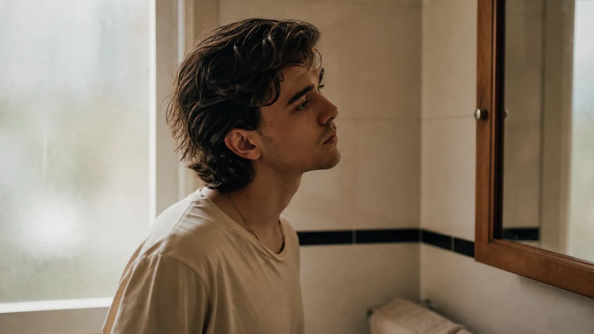 Cheveux mi-longs pour homme : les meilleures coupes en 2026
